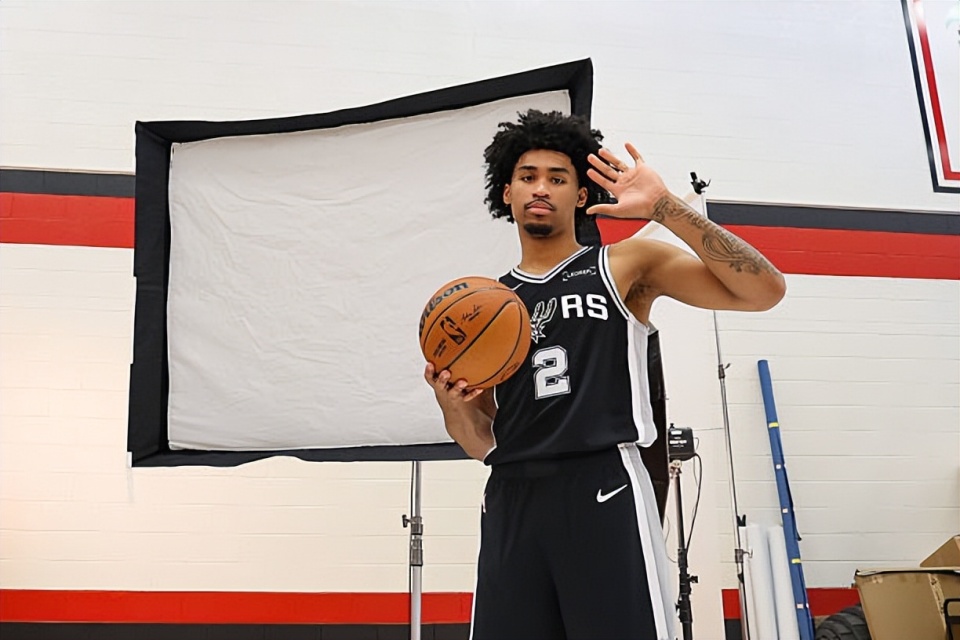 inews, 斯的角色也