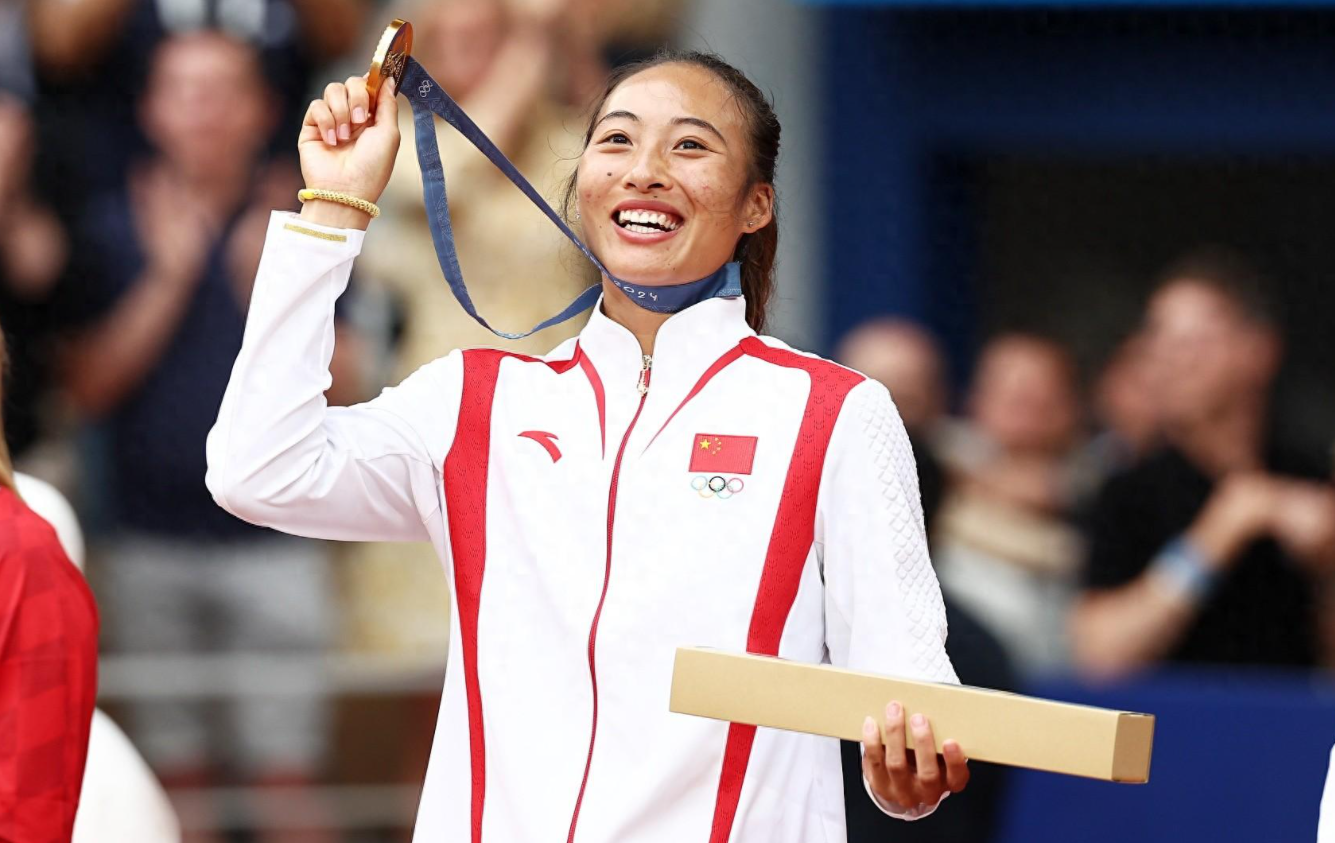也成为了中, 手举五星红